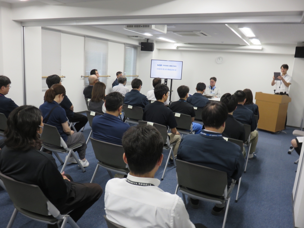 式の開始を前に、会場には被表彰者ならびに出席者が集まり、厳かな雰囲気のなか準備が進められました。