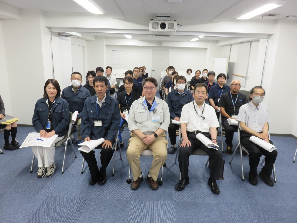 式の締めくくりとして、社長と被表彰者をはじめ出席者全員で記念撮影を行いました。